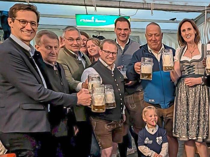 Foto zeigt nach dem erfolgreichen Fass Anstich (v.r.n.l.):