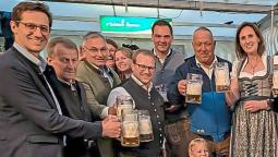 Foto zeigt nach dem erfolgreichen Fass Anstich (v.r.n.l.):