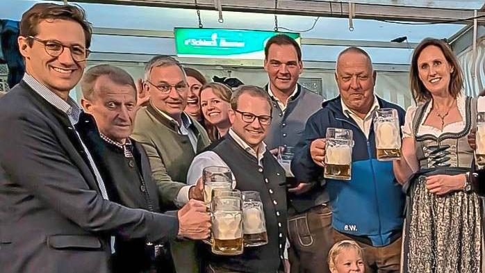 Foto zeigt nach dem erfolgreichen Fass Anstich (v.r.n.l.):